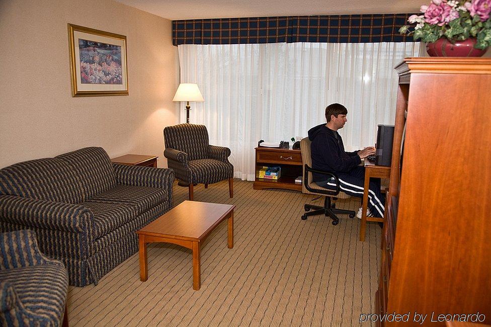 Hotel Four Points By Sheraton Airport 3*
